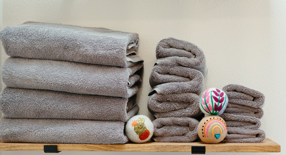 Wool dryer balls, Bubblegum Pink Wrapped Daisy – view 3