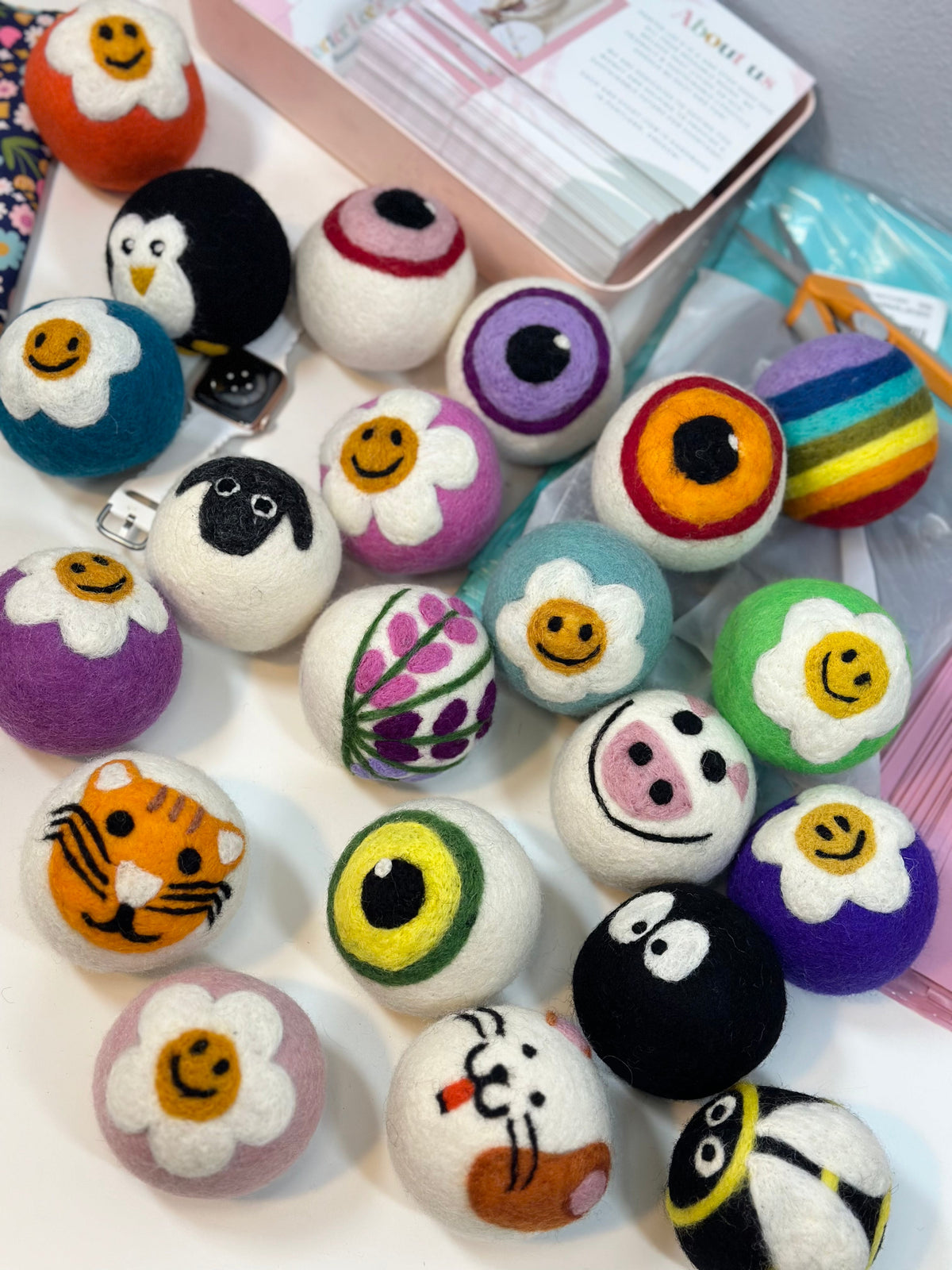 Wool dryer balls, In Bloom Bubblegum – view 4