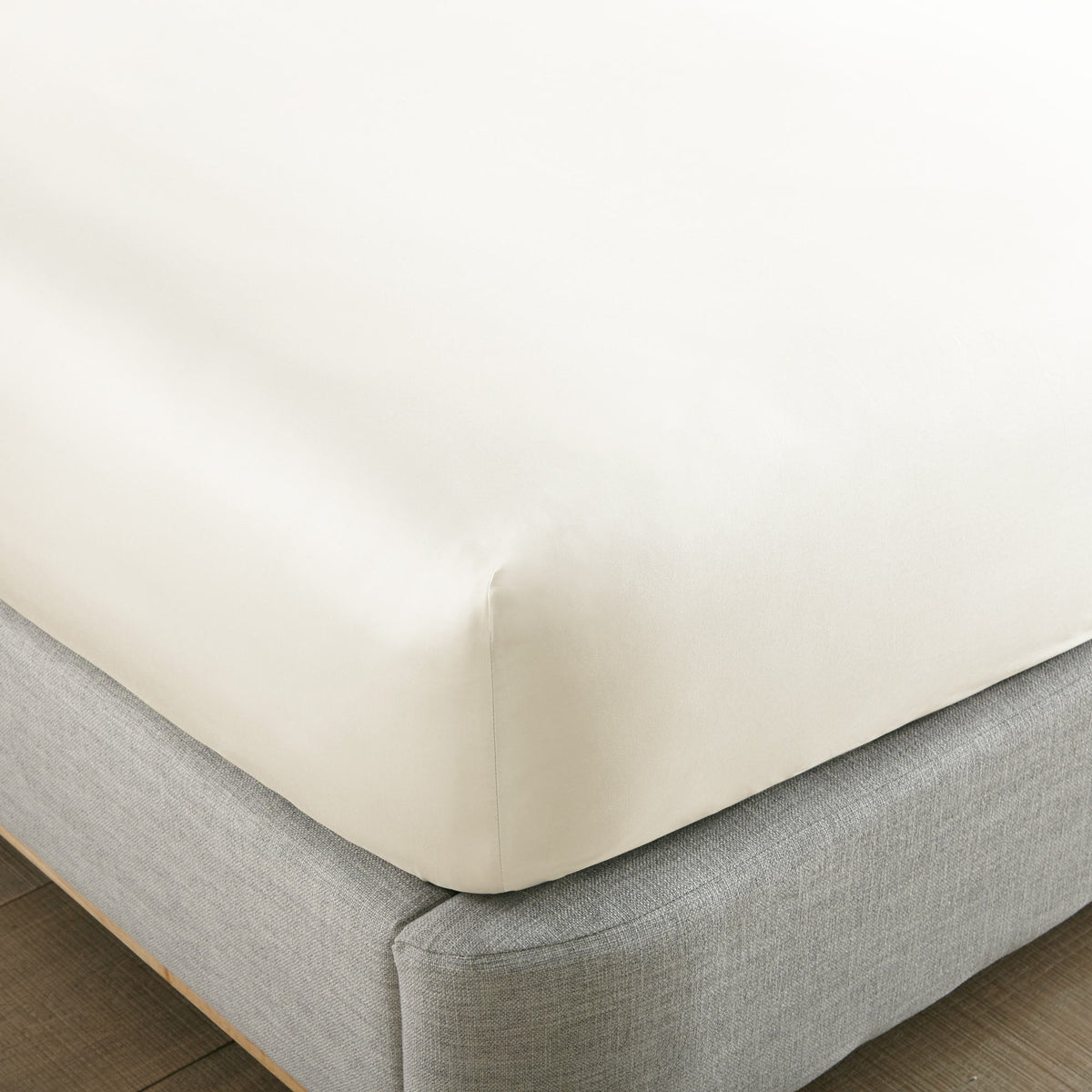 Corner detail of Whisper Organics 300 TC organic sateen fitted sheet in Natural