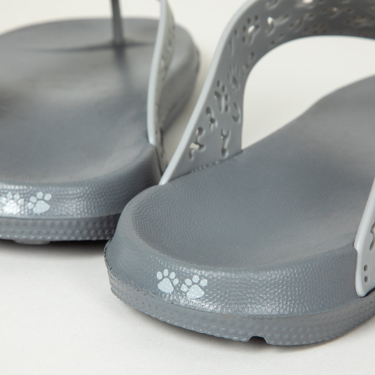 Cut-Out Paw Print Flip FlopsFlip-flopsTorqelo.com