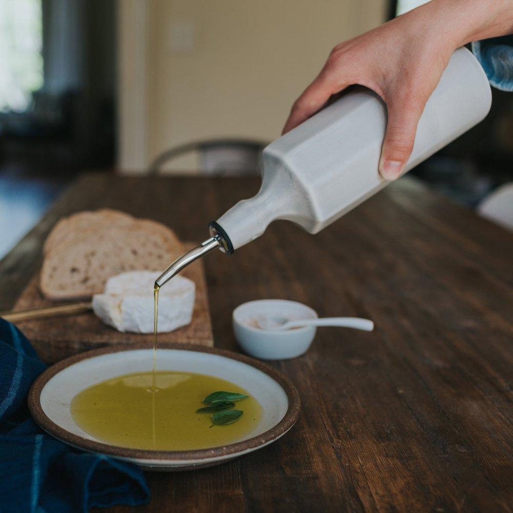 Porcelain olive oil dispenser – view 3