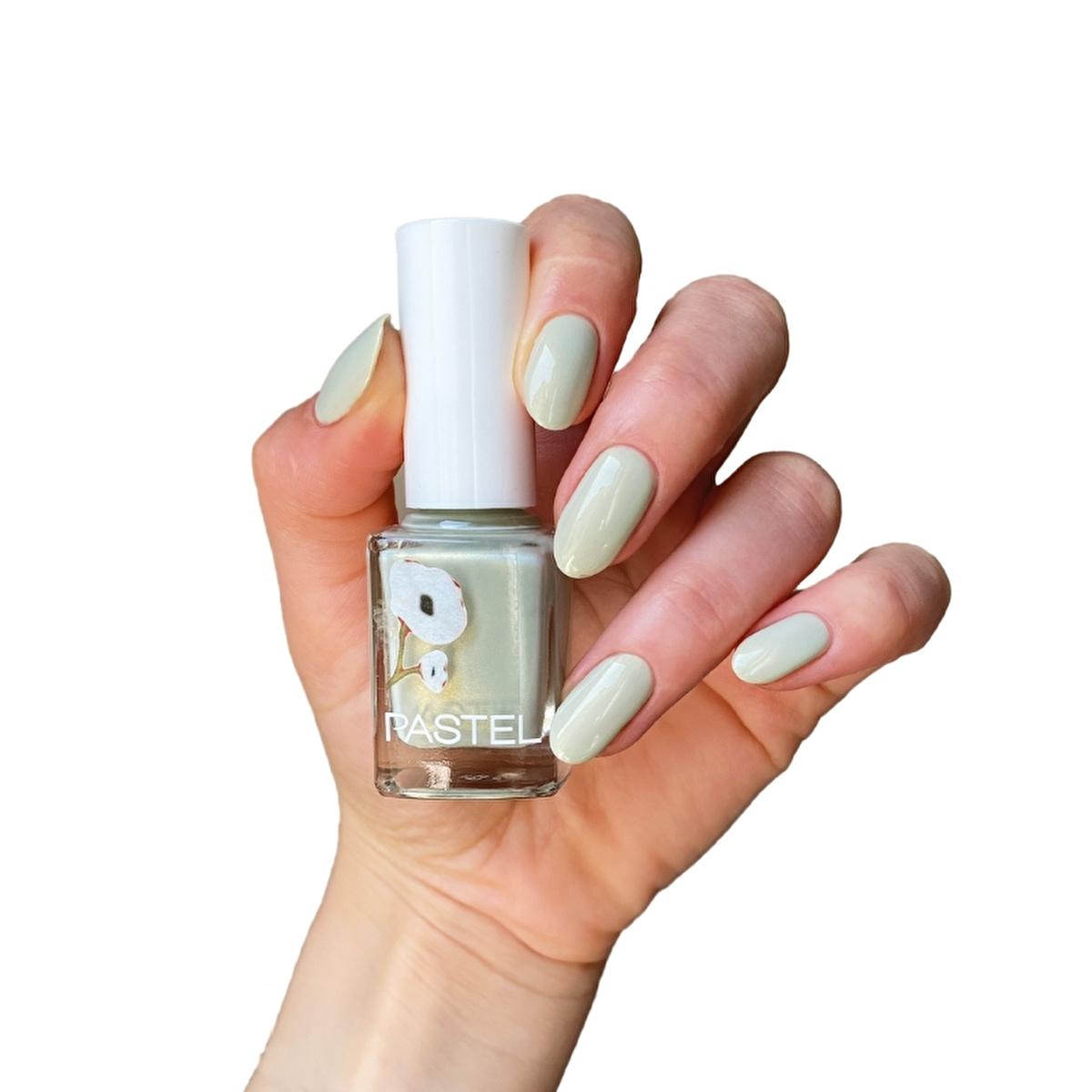 Pastel high-gloss nail polish in shade 412