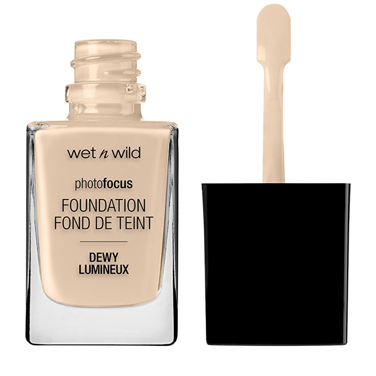 Wet n Wild Photo Focus Dewy liquid foundation, shade Nude Ivory